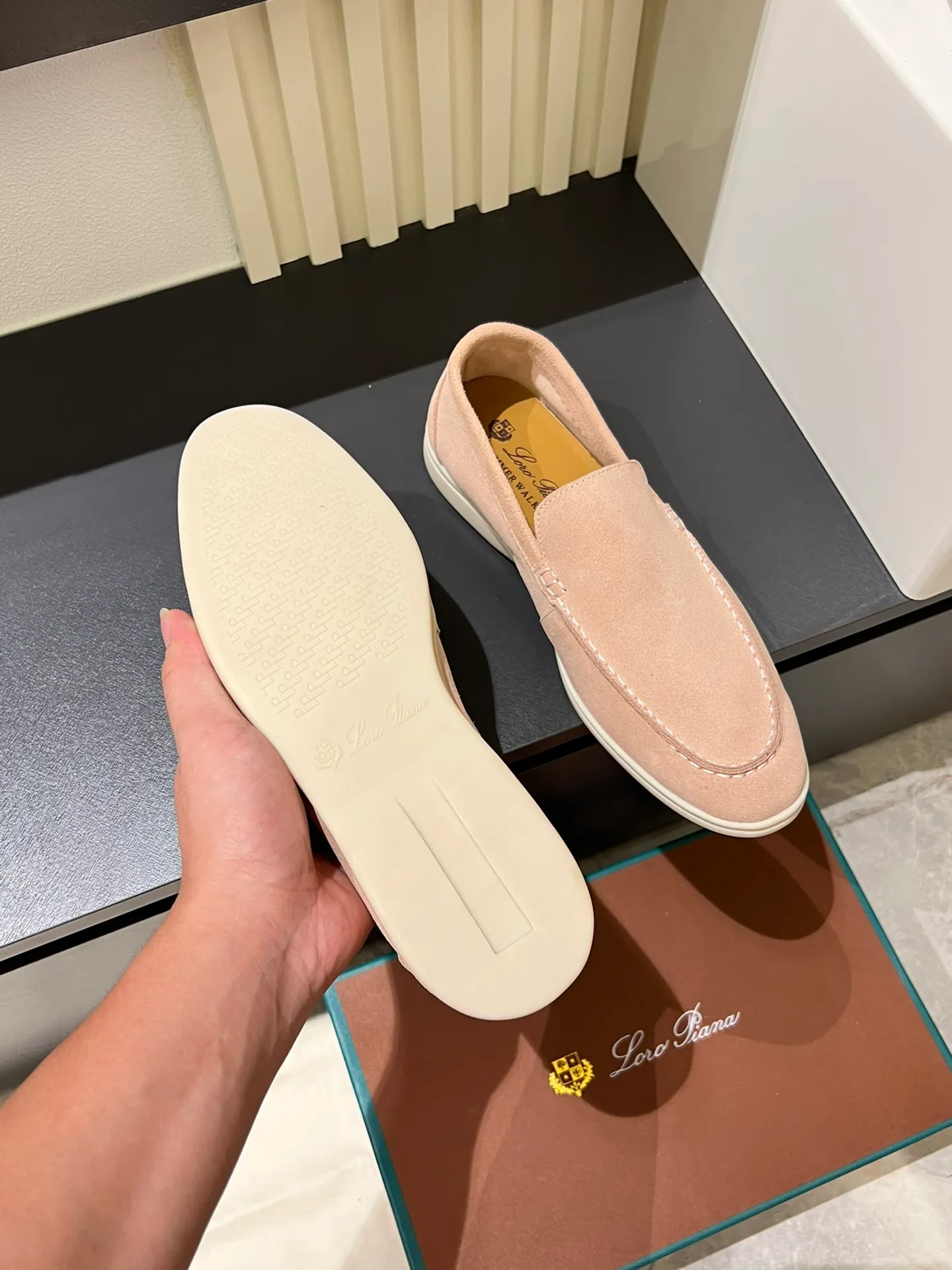 Men's shoes 💰p360 "Loro men's shoes 💰pian'*" Classic L men's shoes for couples 💰p Top version British flat loafers, a must-have item in old money style, the minimalist design is eye-catching and durable, a plus point for dressing The soft foot feel and texture are outstanding. They don’t scratch your feet and are very nice. They are matched with soft and waxy soles. They can be worn daily for a long time without getting tired. They are easy to wear, versatile and classic items, with perfect foot feel and texture! Imported cashmere fabric, the lining is made of imported A-grade water-dyed cow lining, the top version of the genuine leather midsole is sewn with pure handmade mark thread! Size: Female 35-40 (34. Customized) Male 38-44 (45.46. Customized)